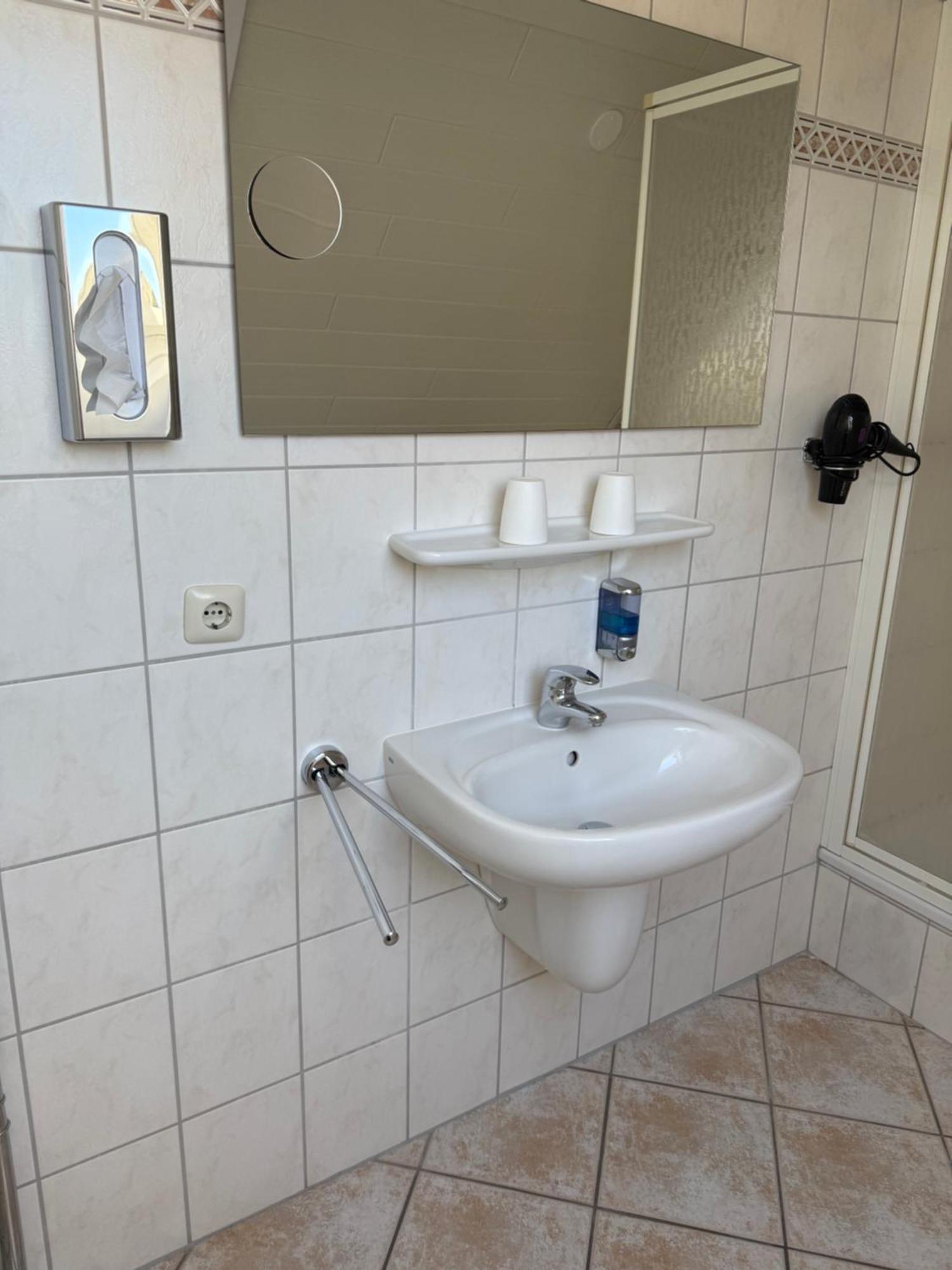 Hotel Peters Neuharlingersiel Eksteriør bilde